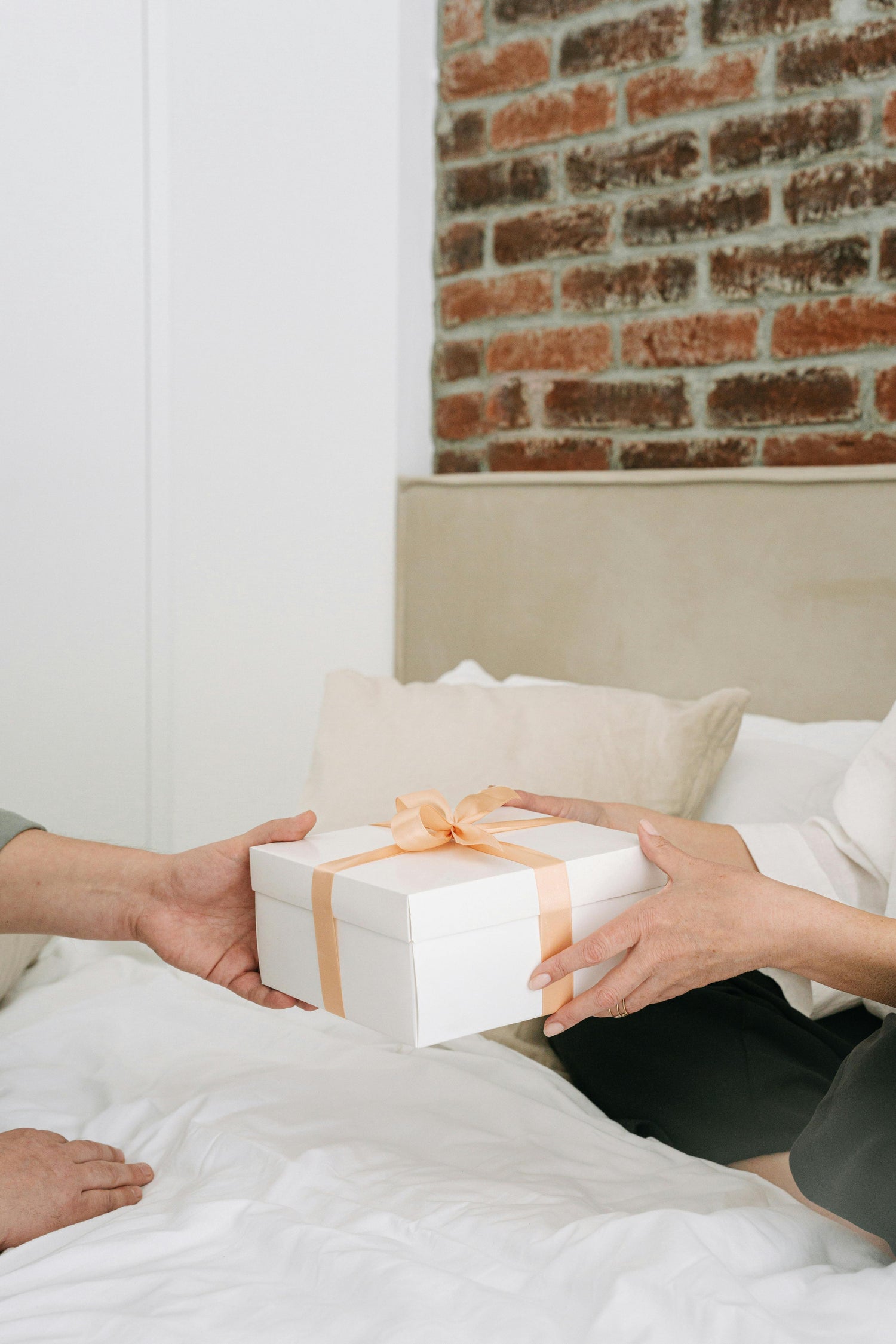 Best Gifts for Women Who Love to Cook – Premium Knife Sets, Elegant Japanese-Style Knives & Unique Cooking Gift Ideas by Hikari Knife