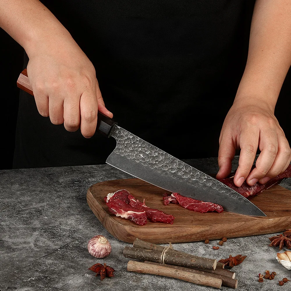 japonský šéfkuchař krájí steak prémiovým nožem kiritsuke
