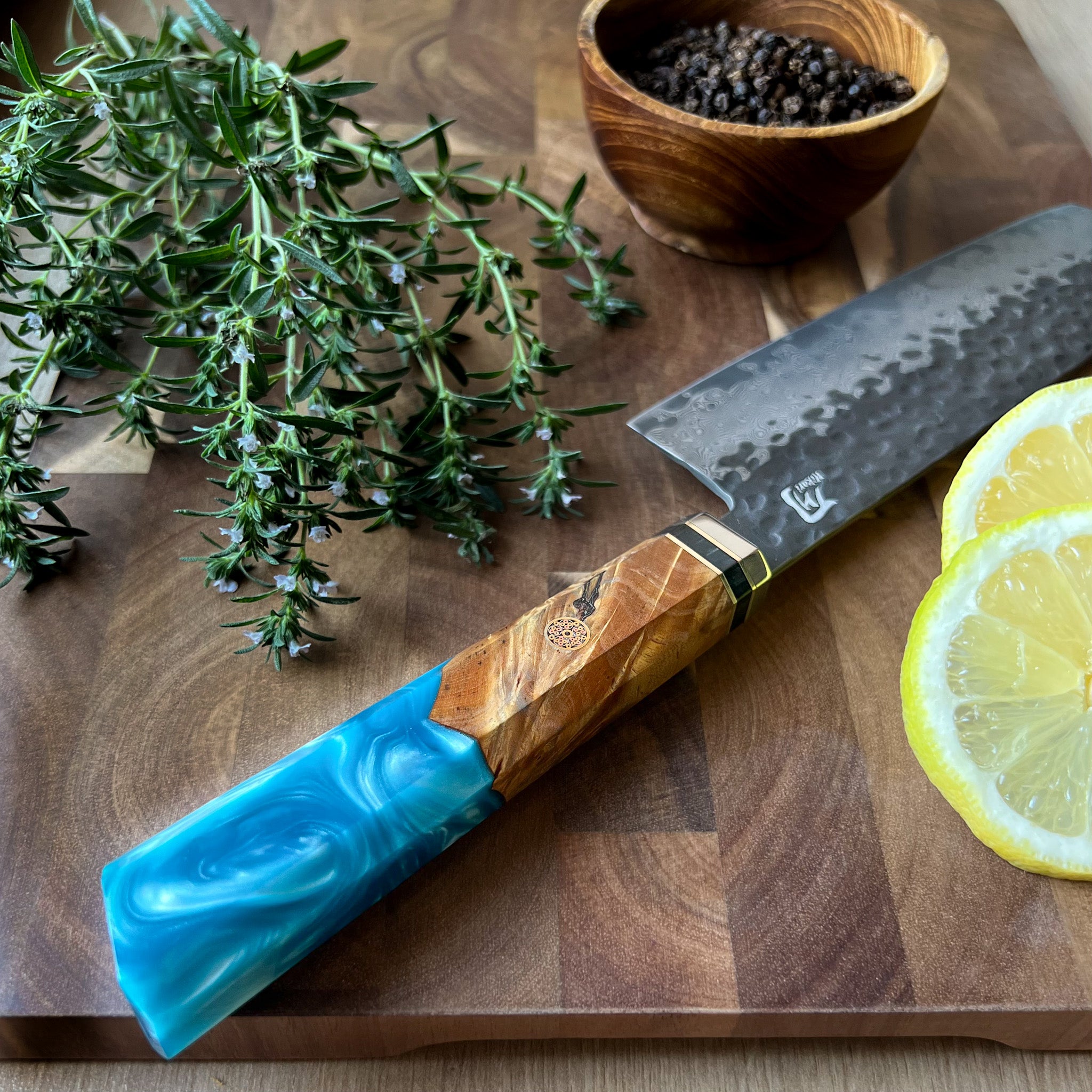 Profesionální nůž Kiritsuke, Hikari - damaškové ostří VG -10, povrchová úprava Kurouchi, japonský nůž na krájení a řezání - Hikari