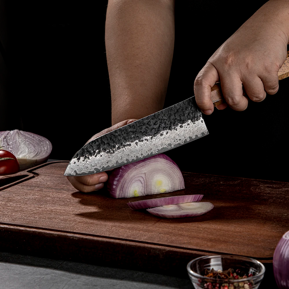 Univerzální nůž Santoku, Hikari - špičková damašková ocel VG-10 pro ostrost a odolnost - Hikari